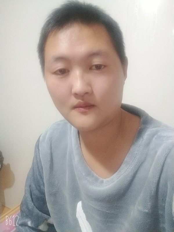 烟圈里透着伤的第一张照片--南阳相亲服务中心