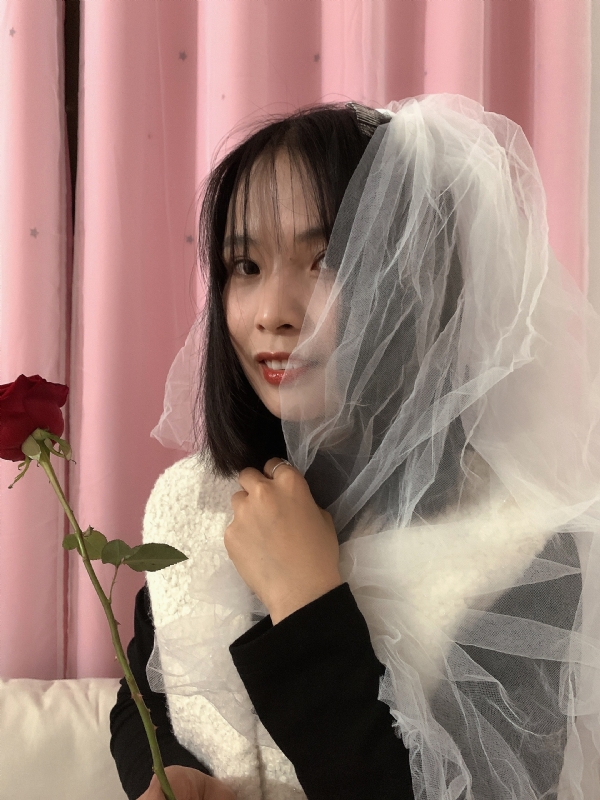 持紫菜包饭的女孩的第一张照片--南阳相亲服务中心